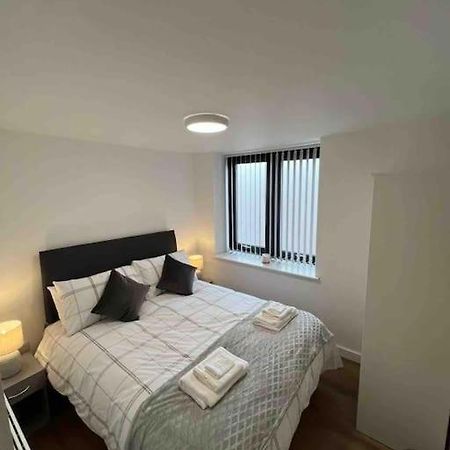 Newly Built 2 Bed Flat In The Heart Of Leek Appartement Buitenkant foto