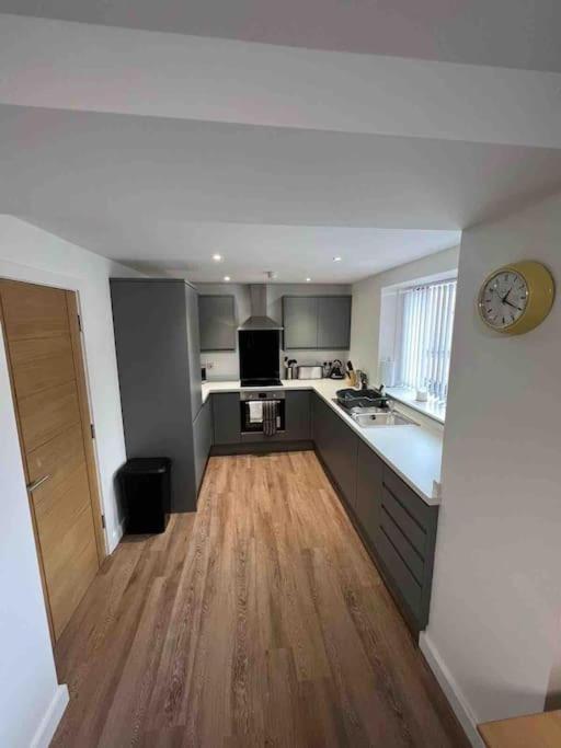Newly Built 2 Bed Flat In The Heart Of Leek Appartement Buitenkant foto
