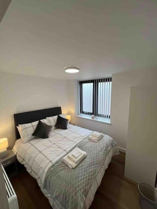 Newly Built 2 Bed Flat In The Heart Of Leek Appartement Buitenkant foto