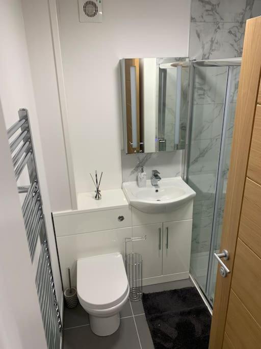 Newly Built 2 Bed Flat In The Heart Of Leek Appartement Buitenkant foto
