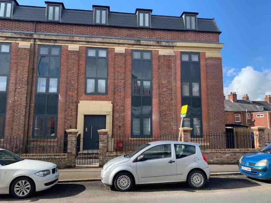 Newly Built 2 Bed Flat In The Heart Of Leek Appartement Buitenkant foto