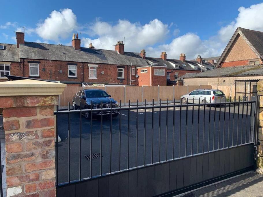 Newly Built 2 Bed Flat In The Heart Of Leek Appartement Buitenkant foto
