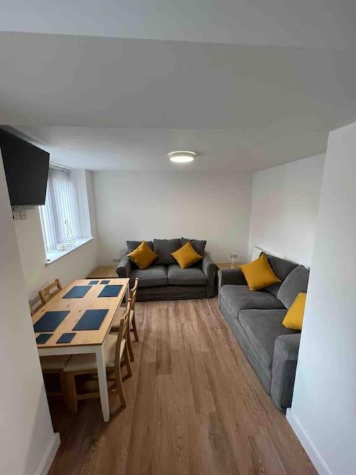 Newly Built 2 Bed Flat In The Heart Of Leek Appartement Buitenkant foto